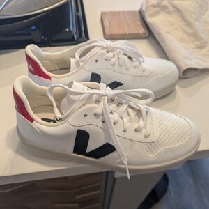 Veja v10 sneakers size 39
